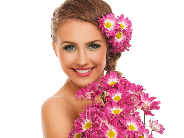 Красивая улыбающаяся девушка с букетом хризантем на белом фоне