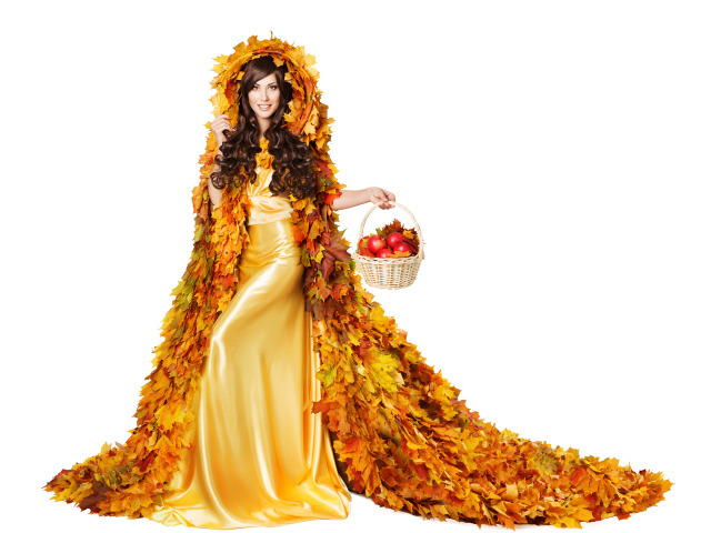 Красивая молодая девушка в плаще из желтых листьев с корзиной в руке