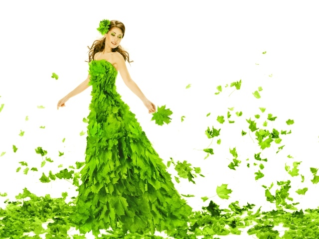 Красивая молодая девушка в платье из зеленых листьев на белом фоне