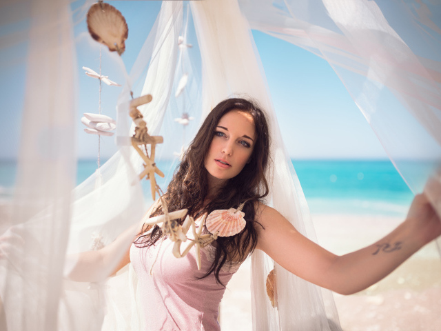 Красивая молодая девушка на берегу моря