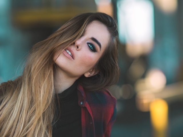 Красивая молодая девушка с длинными волосами 