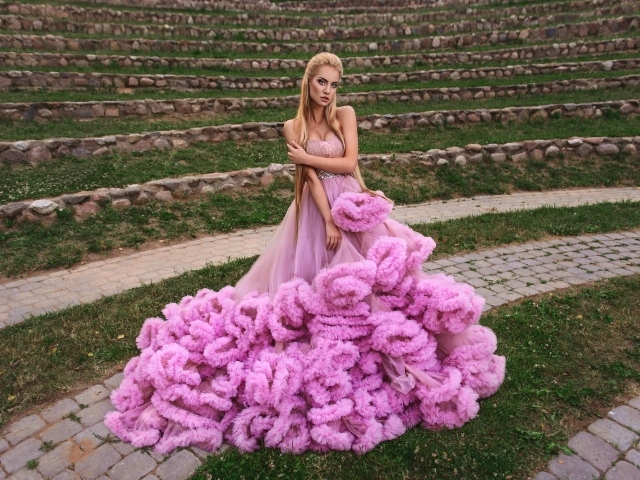 Девушка блондинка в красивом пышном розовом платье 