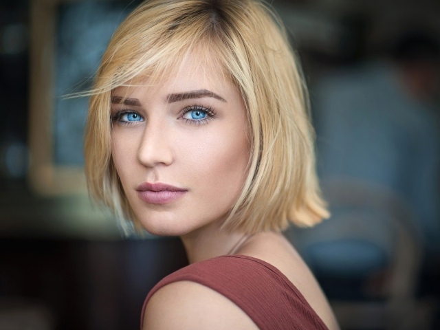 Девушка блондинка с короткой стрижкой и голубыми глазами 