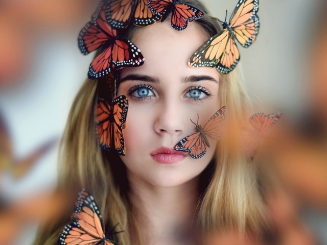 Голубоглазая девушка с бабочками на лице 