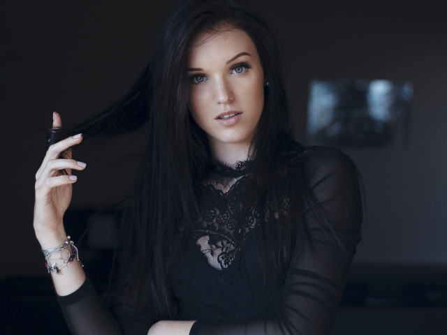 Голубоглазая эффектная брюнетка в черном платье