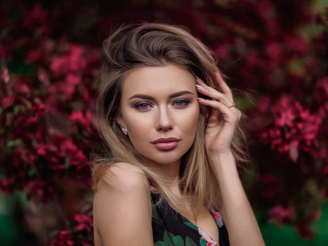 Яркая красивая девушка в цветастом платье