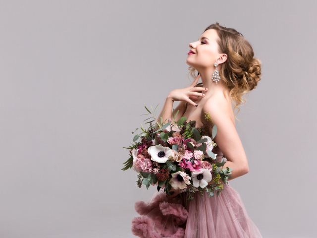 Нежная мечтательная девушка с букетом цветов анемоны