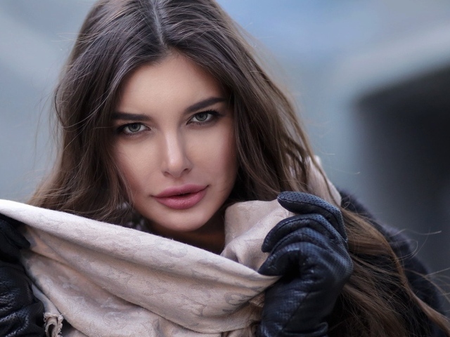 Русоволосая девушка в шарфе 