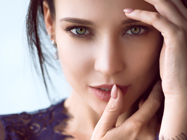 Зеленоглазая девушка модель с выразительным взглядом