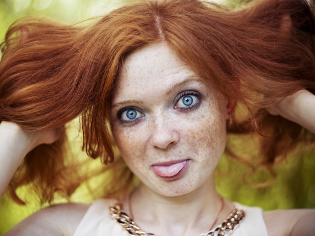 Рыжеволосая девушка с веснушками на лице