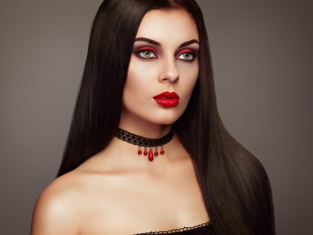 Эффектная брюнетка с ярким макияжем
