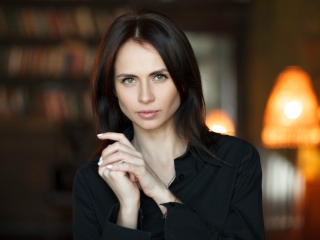 Стильная девушка брюнетка с длинными волосами 