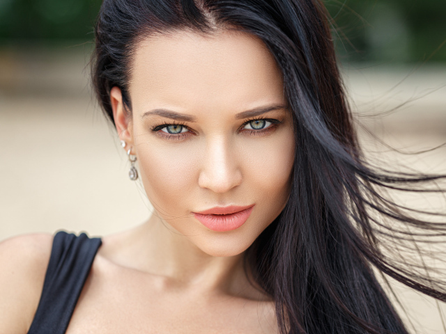 Взгляд красивой зеленоглазой брюнетки