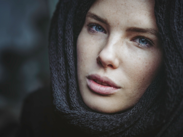 Взгляд настоящей голубоглазой девушки