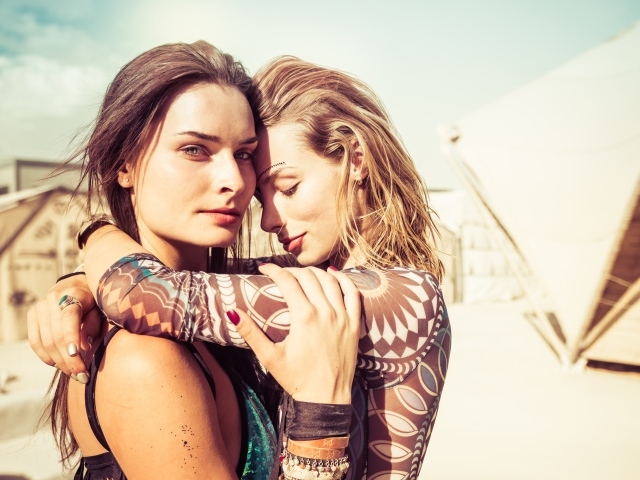 Две красивые молодые девушки