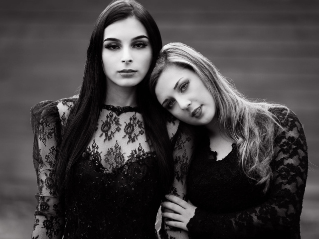 Две молодые красивые девушки черно - белое фото