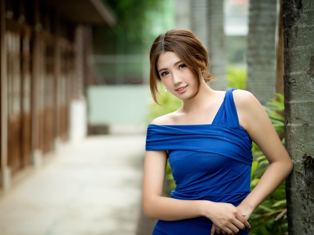 Молодая девушка азиатка в красивом голубом платье