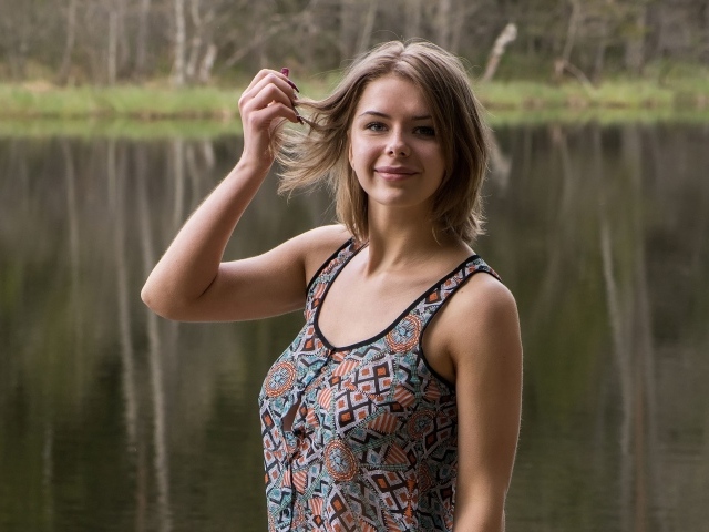 Молодая красивая настоящая девушка