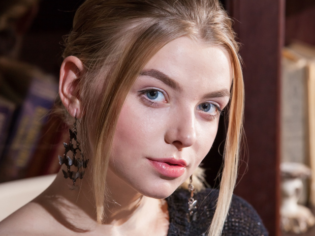 Молодая девушка блондинка с голубыми глазами