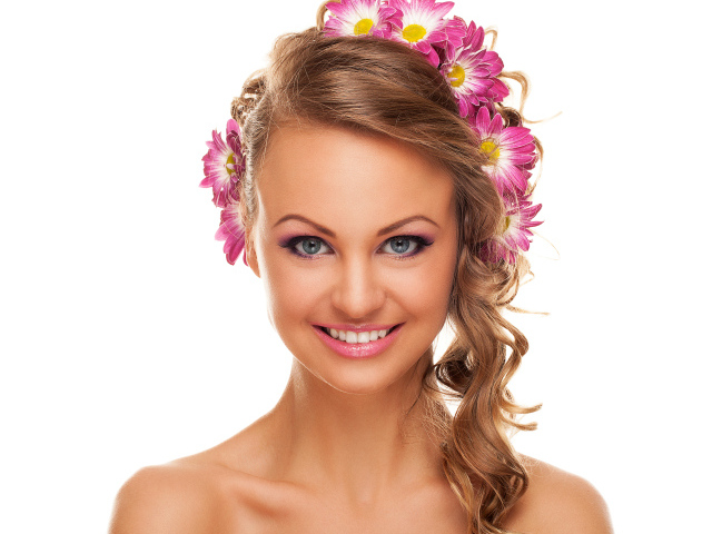 Молодая девушка с красивой прический и цветами хризантемы в волосах