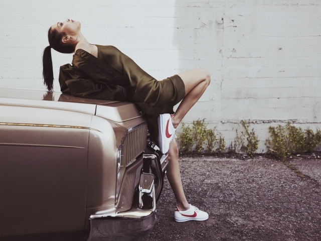 Знаменитая фотомодель Белла Хадид у автомобиля в кроссовках  Nike