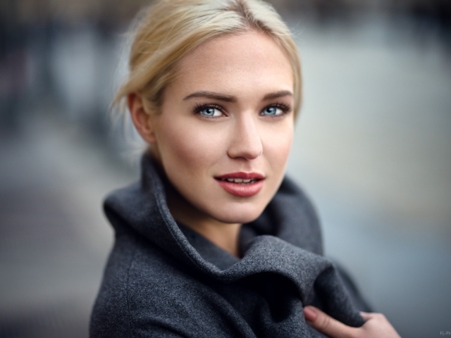 Девушка с голубыми глазами модель  Eva Mikulski 