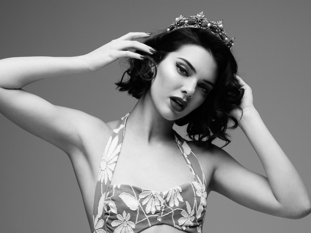 Фотомодель Кендалл Дженнер в короне, черно белое фото