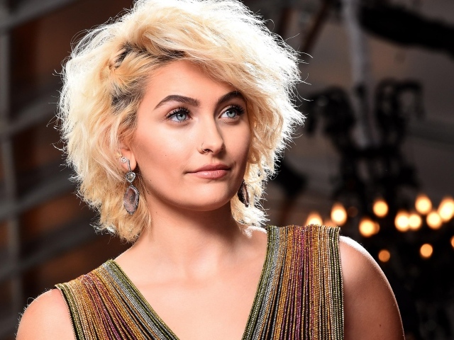 Молодая блондинка известная модель Пэрис Джексон