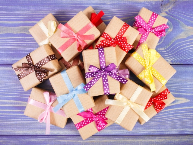 Подарочные коробки с разноцветными ленточками