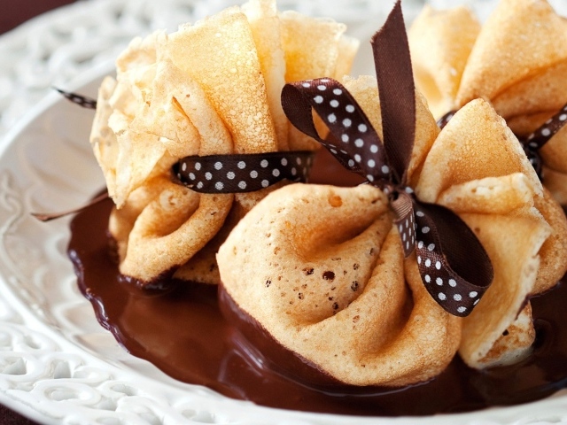 Мешочки из блинов в шоколаде на Масленицу 