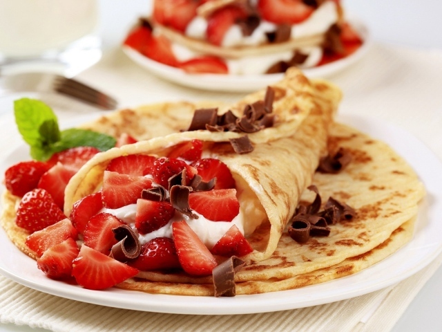 Аппетитные блины с клубникой на Масленицу 2017 