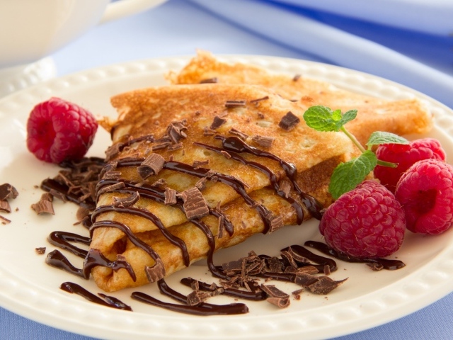 Блины с тертым шоколадом и малиной 