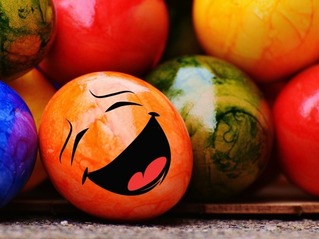 Пасхальное яйцо смайлик 