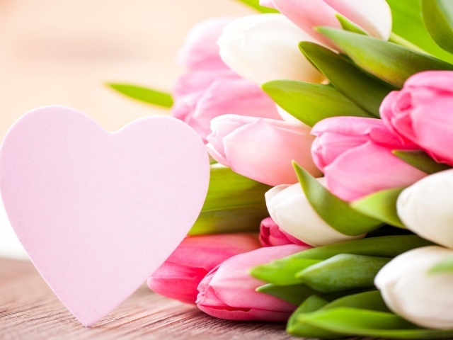 Букет розовых тюльпанов и сердечко на 8 Марта 