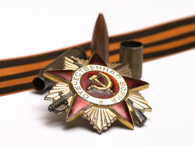 Орден и патроны на белом фоне, 9 мая День Победы 