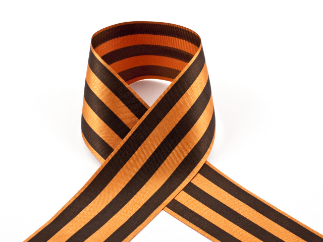 Георгиевская ленточка на день Победы 9 мая на белом фоне 