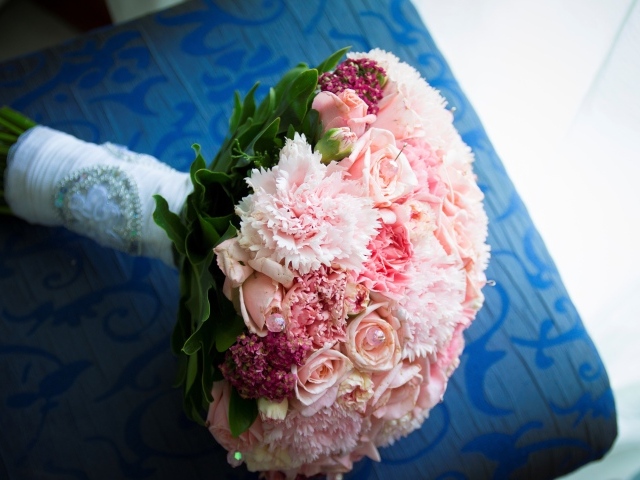 Красивый розовый свадебный букет невесты