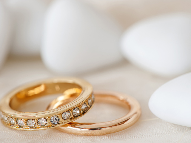 Два красивых  обручальных кольца