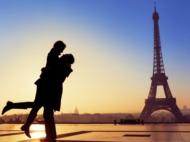 Влюбленная пара в Париже 