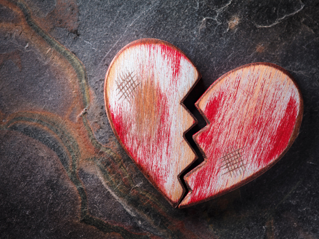 Разбитое деревянное красное сердце на столе