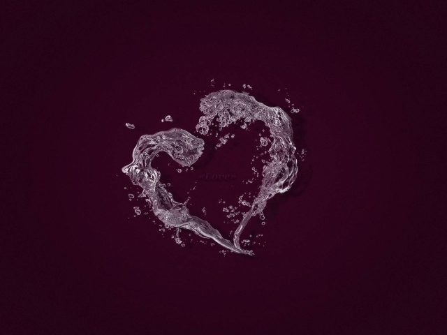 Сердце из воды на фиолетовом фоне 