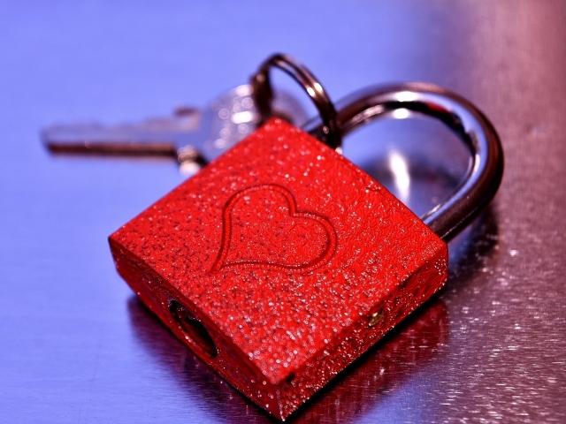 Красный замок для влюбленных с изображением сердца