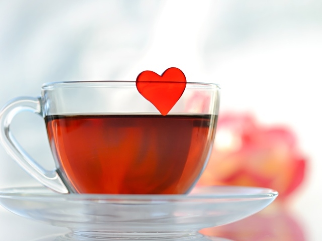 Красное сердце в чашке чая 