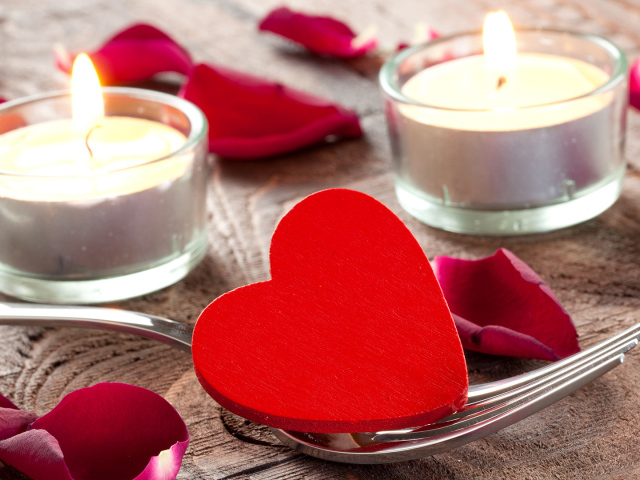 Красное сердце на вилке 