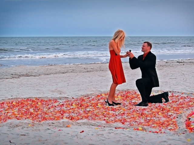 Романтическое предложение руки и сердца на берегу моря