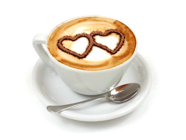 Два сердца на пене в белой чашке 