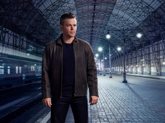 Актер Мэтт Деймон на станции метро 