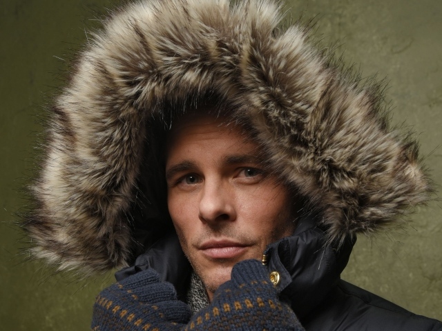 Красивый актер Джеймс Марсден в капюшоне с мехом