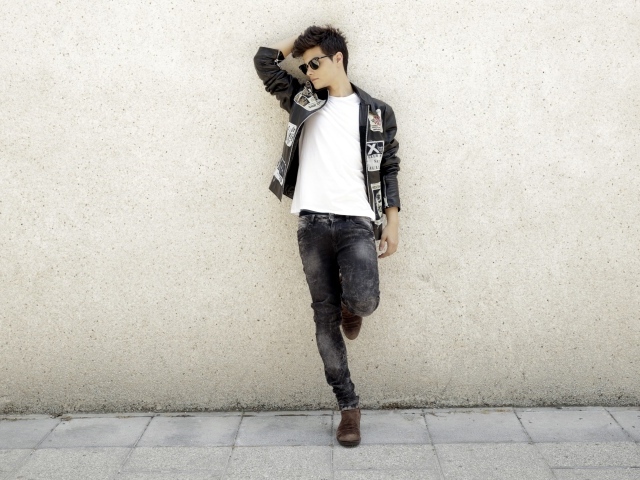 Молодой актер, певец  Авраам Матео стоит у стены