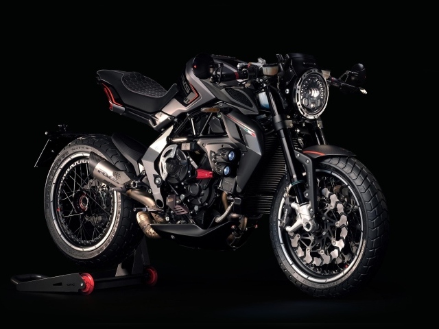 Мотоцикл MV Agusta RVS на черном фоне
